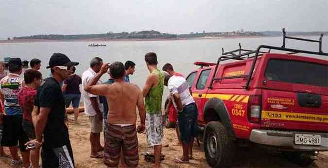 (foto: De acordo com a PM, centenas de pessoas acompanharam o trabalho dos bombeiros na represa (Kleber Ayello/MinasAcontece.com.br))