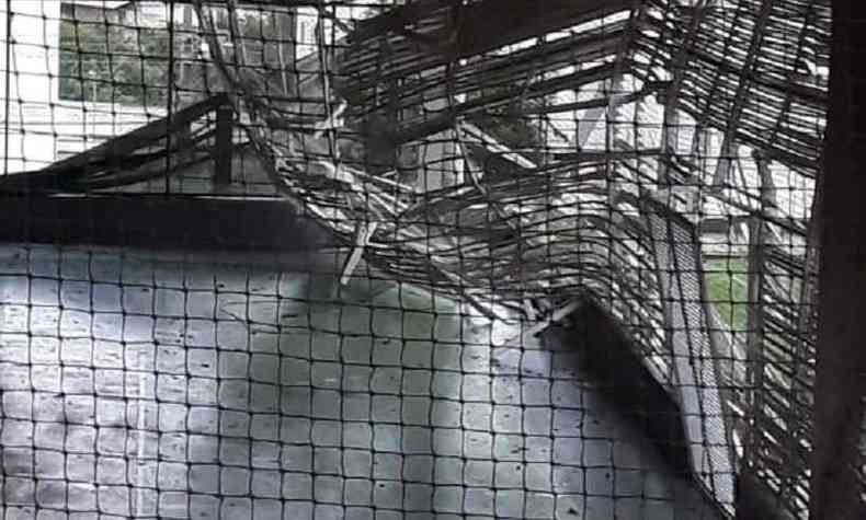 A estrutura metlica de uma quadra esportiva no resistiu  fora dos ventos(foto: PMI/Divulgao)