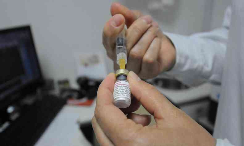 frasco de vacina contra meningite C