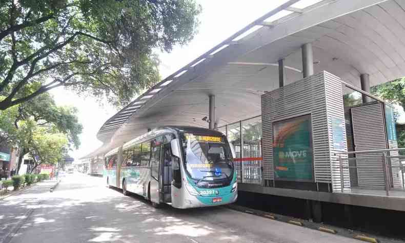 Imagem mostra Move metropolitana parado na estao