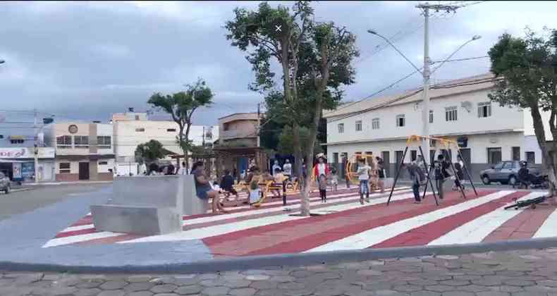 Praa em Taiobeiras recebeu escultura do ex-prefeito. A escultura foi retirada aps reao da populaao(foto: Prefeitura de Taiobeiras/divulgao)