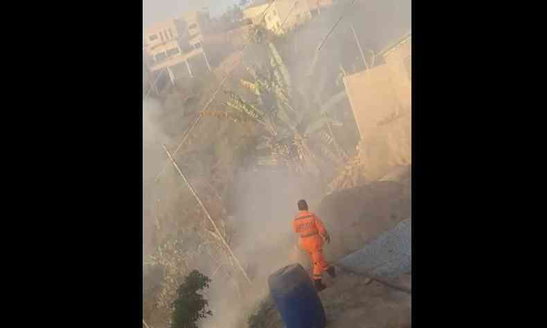 Incndio em mata de Sabar chegou a atingir telhados de casas(foto: Reproduo)