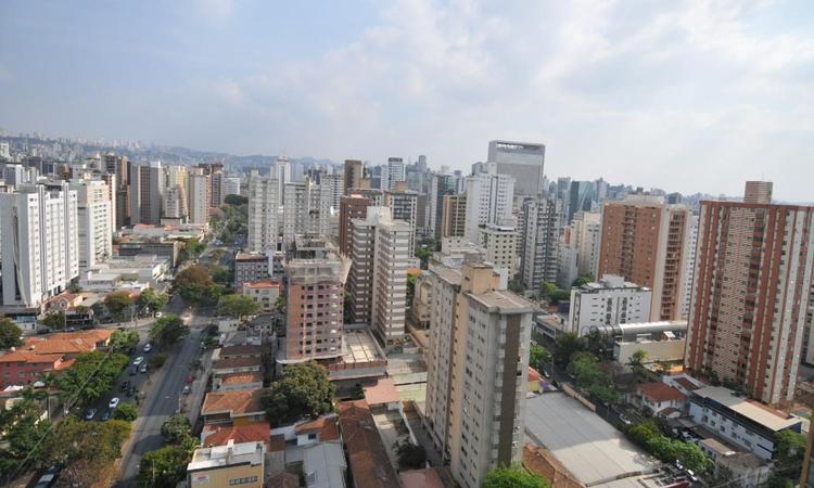 Vista area do centro de Belo Horizonte, mostrando parte do cu e o topo dos prdios. 