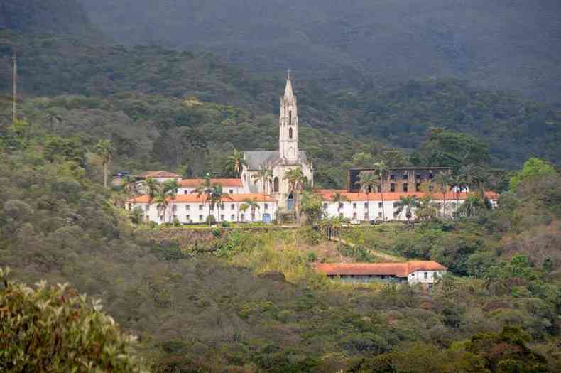 Catedral Nossa Senhora Me dos Homens, a primeira em estilo neogtico do Brasil, se destaca aos ps da Serra do Espinhao