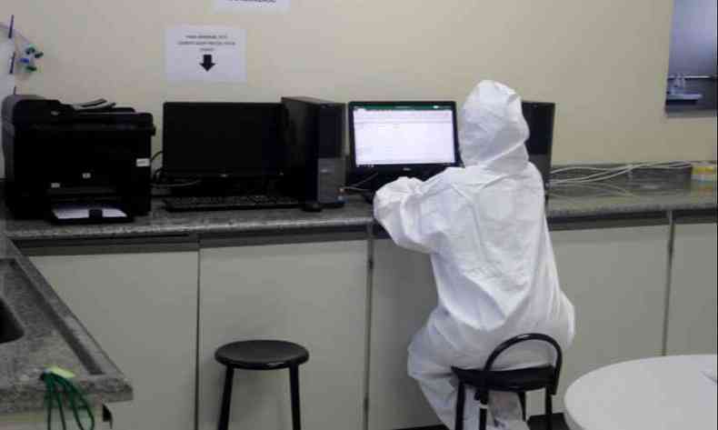Laboratrio municipal, montado para realizar testes de COVID-19, est fazendo mutiro para pr resultados em dia(foto: Prefeitura Municipal de Sete Lagoas/Divulgao)