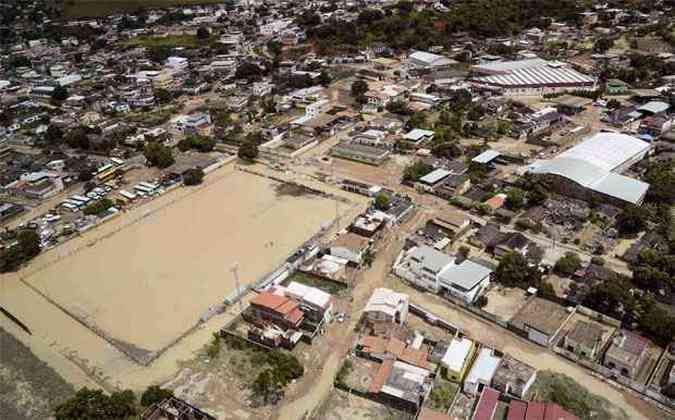 Cidade alagada no dia 26 de dezembro depois de fortes chuvas na regio (foto: Gil Leonardi / Imprensa MG )