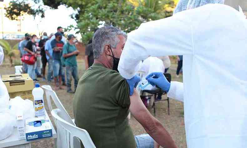 (foto: Moradores de rua so imunizados em Uberlndia, no Tringulo Mineiro)