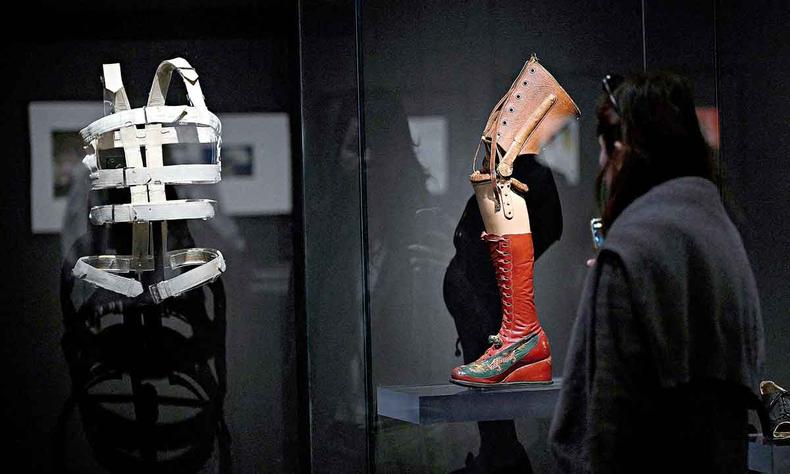 Obras expostas em museu de moda parisiense remetem a espartilho e bota ortopdica usados por Frida Kahlo
