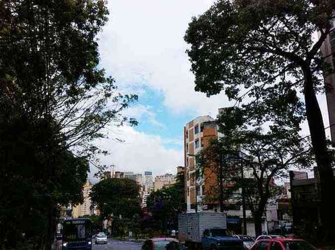 Imagem de BH na manh desta tera-feira no Bairro Floresta. Cu comea a abrir no Centro de BH (foto: Benny Cohen/Esp EM DA Pres)