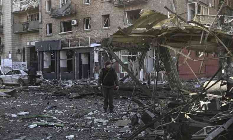Sobrevivente de ataque a prédios em Kiev observa, atônito, a destruição desta manhã