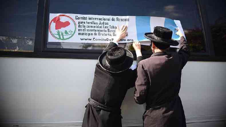 Membros da Lev Tahor prendem cartaz