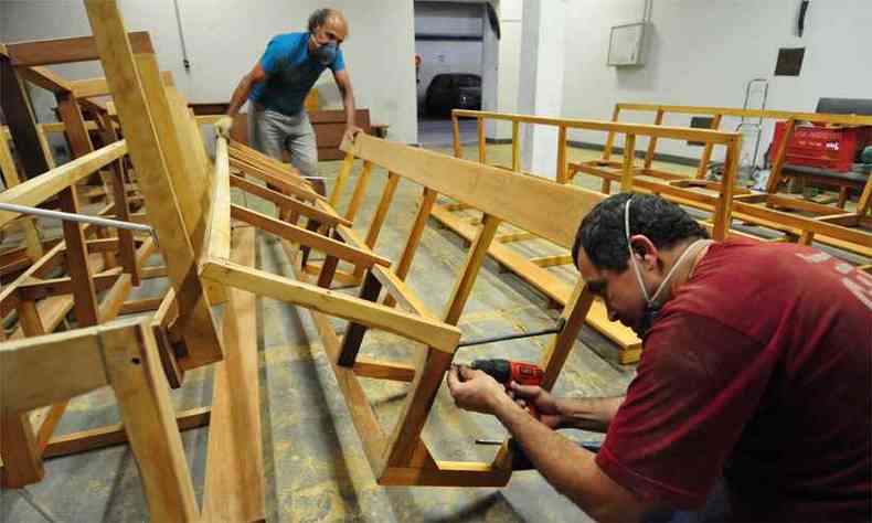 Com trs dcadas de experincia em marcenaria de arte sacra, Jardel dos Santos (D) remove pinturas antigas e manchas dos bancos, com a ajuda de Vander(foto: Gladyston Rodrigues/EM/DA Press)