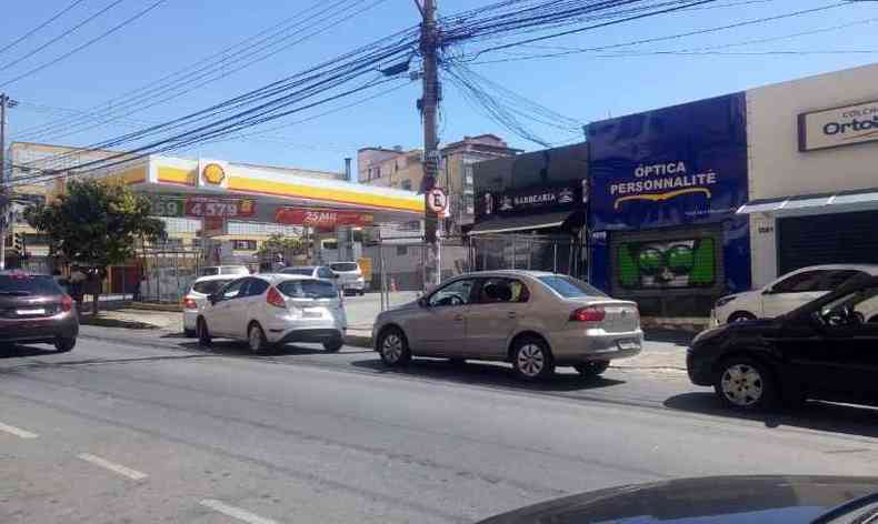 Na Rua Pouso Alegre, carros fazem fila para abastecer(foto: Juliana Cipriani/EM/D.A.Press)