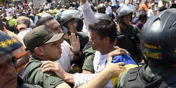Leopoldo Lopez, l�der da oposi��o, discursa em meio � multid�o e se entrega � pol�cia(foto: AFP Photo/Leo Ramirez)