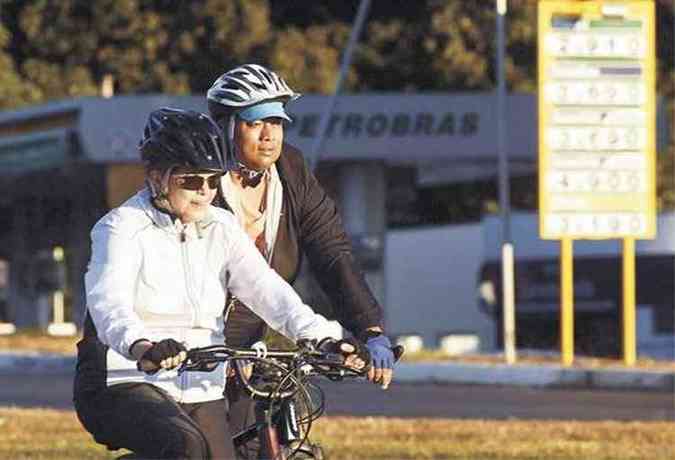 Julgada pela prtica das chamadas pedaladas fiscais, Dilma Rousseff passeou de bicicleta ontem pela manh, como faz habitualmente (foto: Ed Alves/CB/D.A Press)