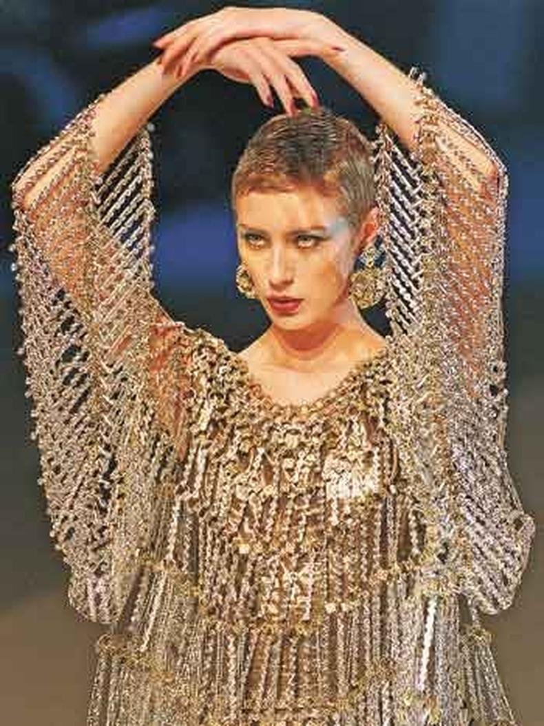  manga perna de carneiro em lurex bege com joias em ouro do estilista