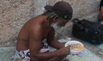 Número de pessoas em estado de insegurança alimentar aumentou no Brasil e na América Latina(foto: Arquidiocese de BH/Divulgação) Pessoa comendo uma quentinha