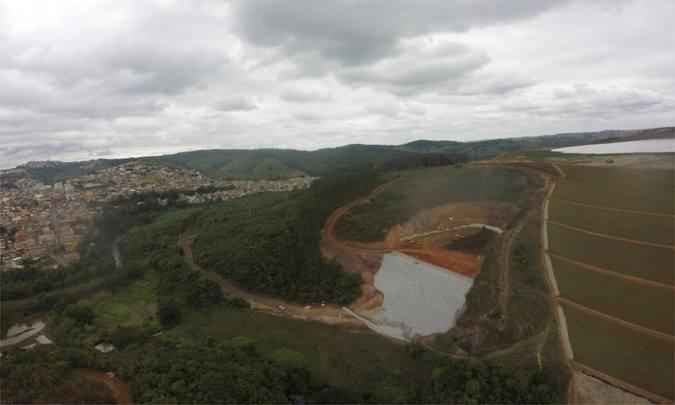 Dique de Sela, parte da Barragem Casa de Pedra, se ergue sobre três bairros de Congonhas elevando o alerta em caso de acidentes(foto: Alexandre Guzanshe/EM/D.A. Press) Dique de Sela, parte da Barragem Casa de Pedra, se ergue sobre três bairros de Congonhas elevando o alerta em caso de acidentes(foto: Alexandre Guzanshe/EM/D.A. Press)
