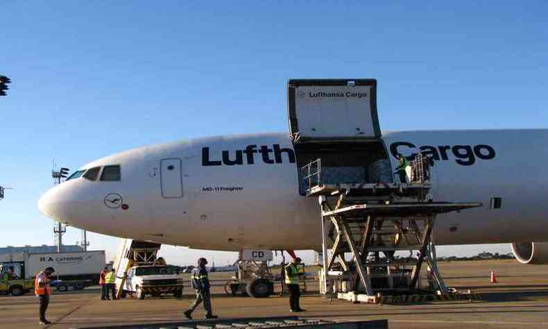 Carga de vacinas chegou em um voo operado pela Lufthansa Cargas, oriundo da Alemanha(foto: Divulgao/BH Airport)