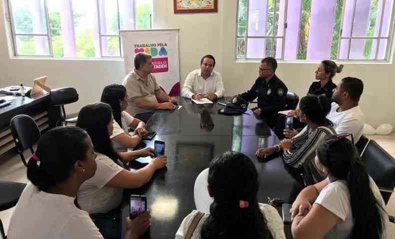 Na foto, pais de alunos em reunio com vice-prefeito de Contagem, Ricardo Faria e representantes da Guarda Civil Municipal