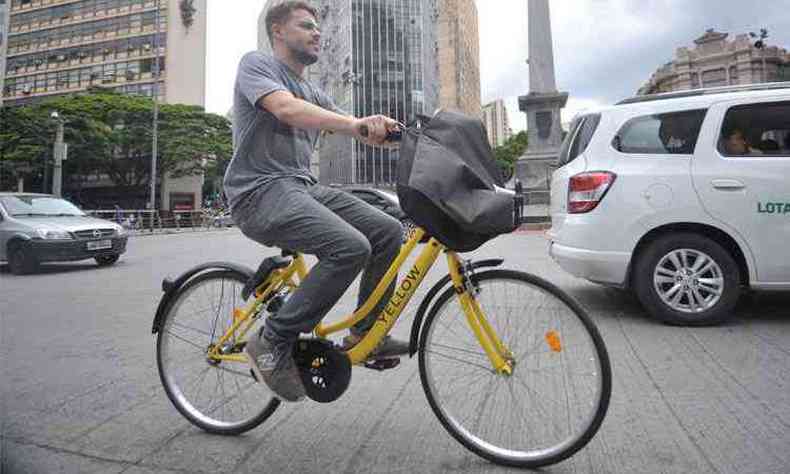 O mdico residente Gustavo Rodrigues usa o poder das polias e engrenagens para deslocar sua bicicleta compartilhada no centro da capital.(foto: Alexandre Guzanshe/EM/D.A Press)