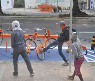 Manifestantes danificam bicicletas em protesto no dia 12 de junho(foto: Leandro Couri/EM/D.A Press)