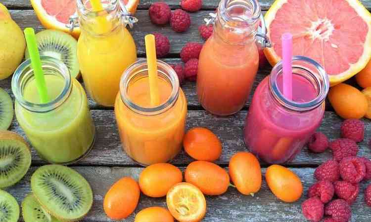 copos de vrios sucos de fruta