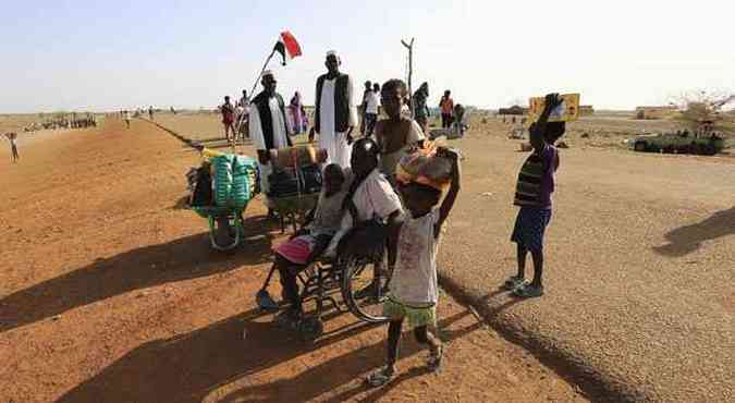 Sudaneses do sul fogem para fronteira por medo da violncia em ataques rebeldes(foto: Mohamed Nureldin Abdallah/Reuters)