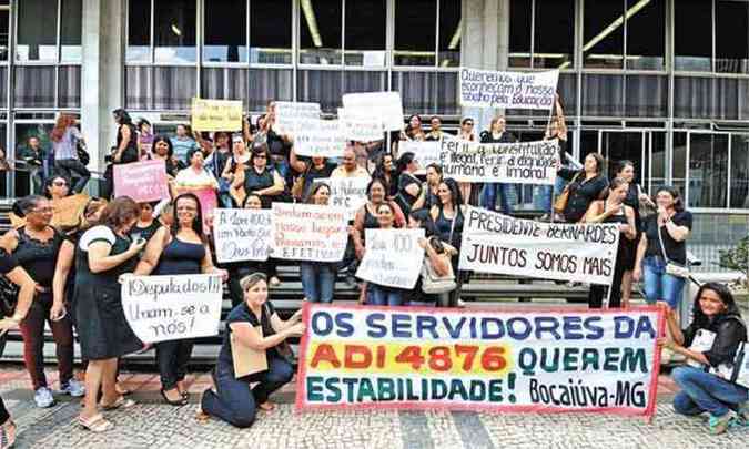 Servidores atingidos pela Lei 100 protestaram ontem na Assembleia. Eles aguardam hoje a deciso do STF (foto: Guilherme Dardanhan/ALMG)