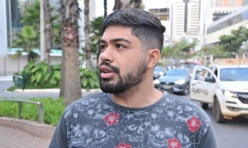 O analista de sistemas Vitor Augusto, de 28 anos, aproveitou a tarde para pagar contas 