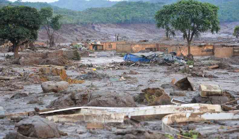 Foto da cidade de Mariana aps rompimento da barragem da Samarco. Na foto, a cidade at toda destruda por causa da lama.