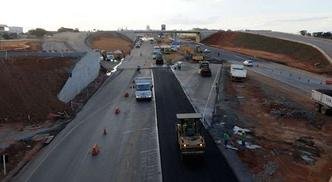 Duplica��o da LMG-800: 66 mil ve�culos por dia em dire��o a Confins(foto: Gladyston Rodrigues/EM/D.A Press)