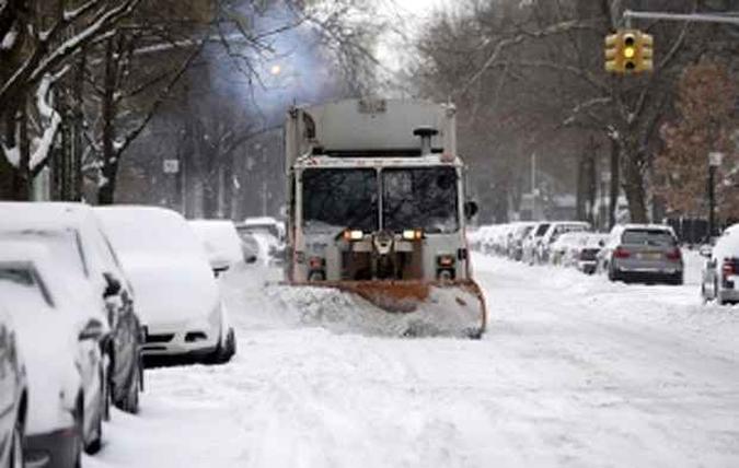 Caminhes especializados tentam retirar o excesso de neve das ruas(foto: Agncia Brasil/Divulgao)