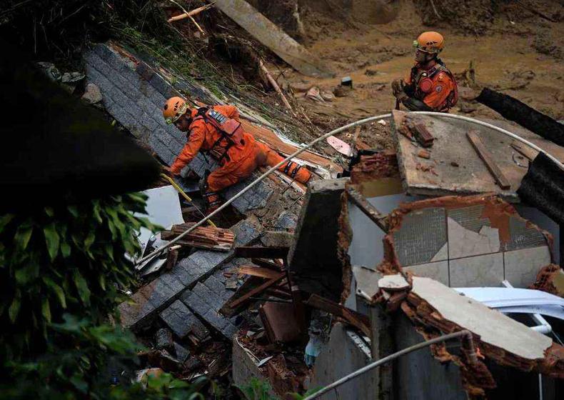 Corpo de Bombeiros do RJ em meio aos escombros 