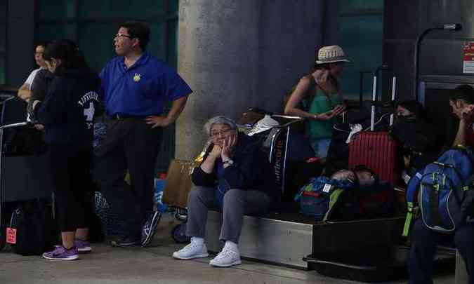 Passageiros tiveram que esperar por horas para seguir viagem(foto: Joe Raedle)