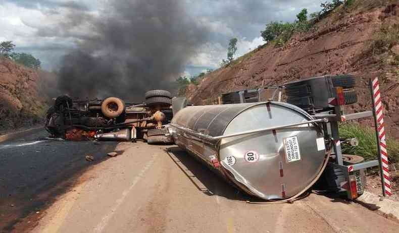 Caminho-tanque tombou na zona rural de Abadia dos Dourados, na Regio do Alto Paranaba, e resultou na morte do motorista na BR-352(foto: Polcia Militar/Divulgao)