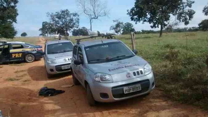 Dois veculos usados na escolta das carretas foram abandonados na estrada de terra(foto: Polcia Militar / Divulgao)