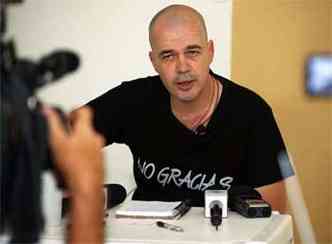 O padre Beto durante entrevista coletiva em sua residencia em Bauru (foto: Denise Guimaraes/Futura Press/Folhapress )