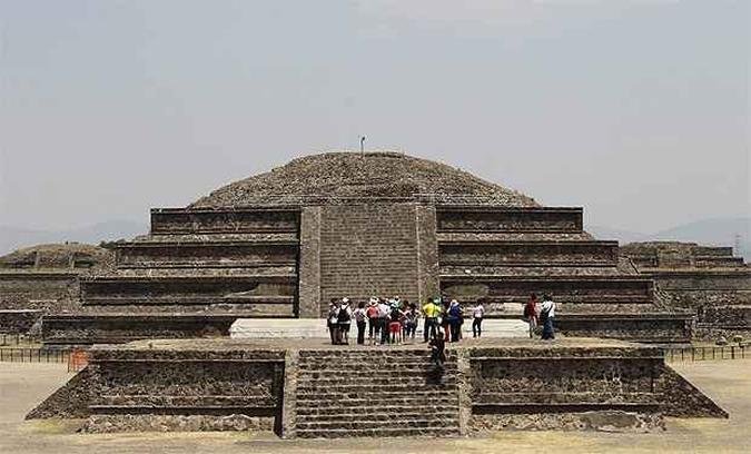 Visitantes olham �rea arqueol�gica do Templo de Quetzalcoatl, perto da Pir�mide do Sol no s�tio arqueol�gico de Teotihuacan, cerca de 60 km ao norte da Cidade do M�xico(foto: REUTERS/Henry Romero )
