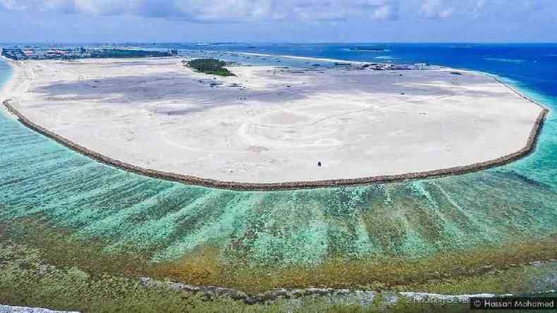 A ilha artificial de Hulhumal foi construda usando milhes de metros cbicos de areia bombeada do fundo do mar(foto: Hassan Mohamed)