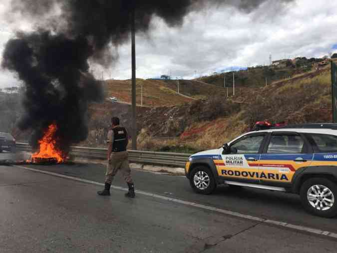 Caminhoneiros fecharam dois pontos na MG-10 por aproximadamente duas horasPolcia Militar/Divulgao