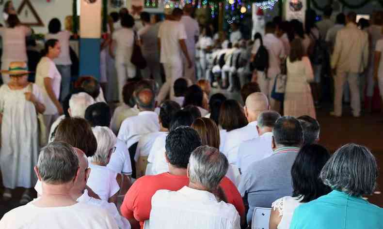 Seguidores de Joo de Deus aguardavam por atendimento na Casa Dom Incio de Loyola na ltima quarta-feira (foto: AFP / EVARISTO SA )