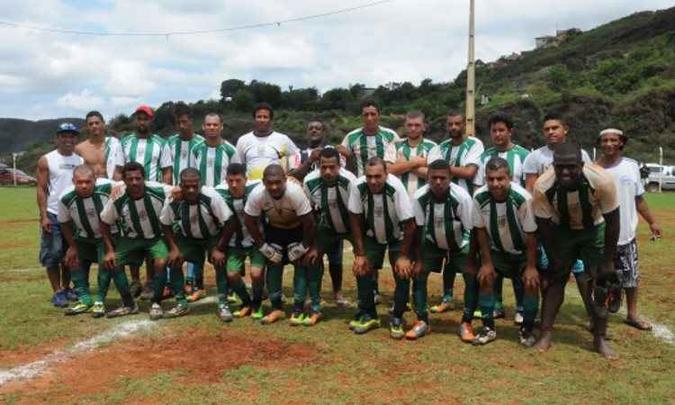 Mês passado, já após a tragédia, time de futebol do distrito de Bento Rodrigues sagrou-se campeão em torneio de futebol amador(foto: Paulo Filgueiras/EM/D.A Press - 22/11/2015) Mês passado, já após a tragédia, time de futebol do distrito de Bento Rodrigues sagrou-se campeão em torneio de futebol amador(foto: Paulo Filgueiras/EM/D.A Press - 22/11/2015)