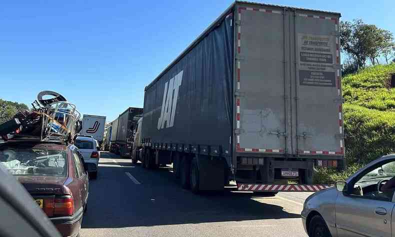 Carros e caminhes parados na Ferno Dias