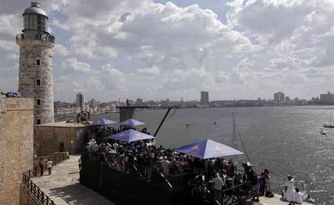 Competio de salto no mar patrocinada pela marca de bebidas RedBull atrai estrangeiros. Governo cubano facilita a vida de quem quer gastar(foto: Enrique De La Osa/Reuters)