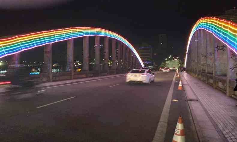 Viaduto Santa Tereza iluminado com as cores do arco íris