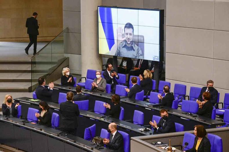 Zelensky fala ao parlamento alemão(foto: Tobias SCHWARZ / AFP) Zelensky fala ao parlamento alemão