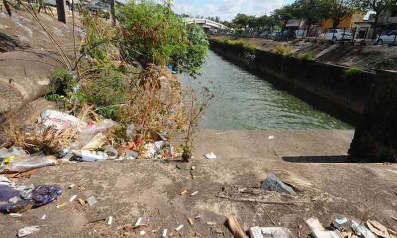 Lixo no entorno do Crrego da Ona, no Primeiro de Maio, contribui para as inundaes na regio(foto: Euler Junior/EM/D.A Press)