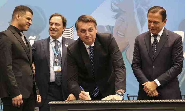 Presidente Bolsonaro assinou termo entre a Caixa e o Comit Paralmpico Brasileiro(foto: Rovena Rosa/Agncia Brasil)