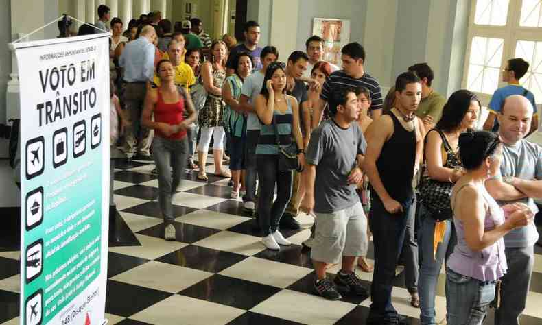 Eleitores aguardam na fila no Minas Centro, local destinado aqueles que precisaram votar em transito, em 3 de outubro de 2010.